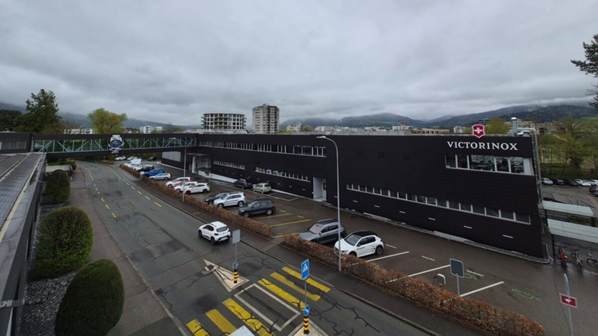 Centro de produção de relógios premium da Victorinox em Delémont, na Suíça (Foto: Bloomberg Línea)
