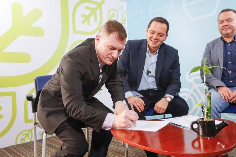 El supuesto representante de Liberland firma convenio con Manizales El supuesto representante de Liberland firma convenio con Manizales