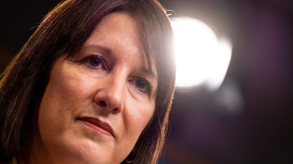 La agitación del mercado de bonos del Reino Unido y la actual subida de los costes de la deuda amenazan con acabar con el escaso colchón presupuestario de la canciller Rachel Reeves. Lizzy Burden informa. La agitación del mercado de bonos del Reino Unido y la actual subida de los costes de la deuda amenazan con acabar con el escaso colchón presupuestario de la canciller Rachel Reeves. Lizzy Burden informa.