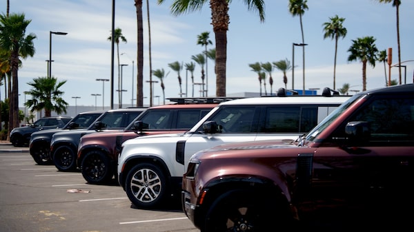 Jaguar Land Rover suspende exportação de carros para os EUA em reação a tarifas Jaguar Land Rover suspende exportação de carros para os EUA em reação a tarifas