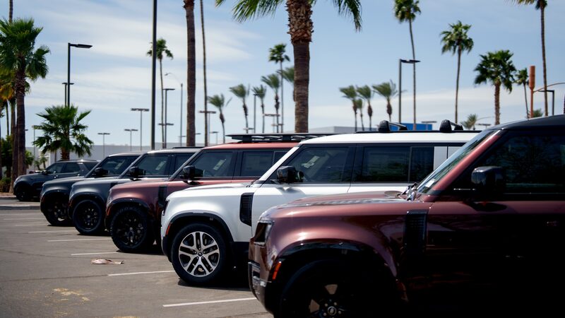 Jaguar Land Rover suspende exportação de carros para os EUA em reação a tarifas Jaguar Land Rover suspende exportação de carros para os EUA em reação a tarifas