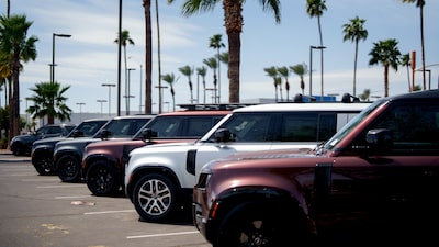 Jaguar Land Rover suspende exportação de carros para os EUA em reação a tarifas Jaguar Land Rover suspende exportação de carros para os EUA em reação a tarifas