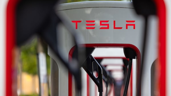 Elon Musk se compromete a hacer crecer el negocio de los supercargadores que acaba de diezmar Elon Musk se compromete a hacer crecer el negocio de los supercargadores que acaba de diezmar