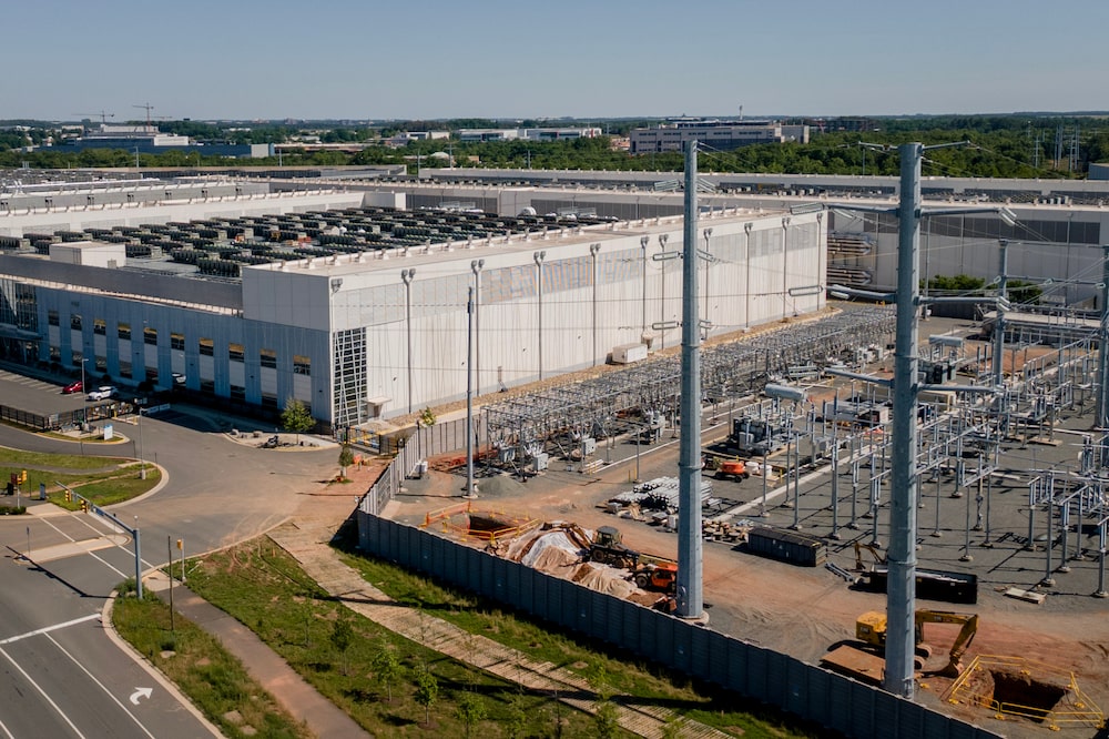 Un centro de datos junto a una subestación eléctrica en Ashburn, Virginia. Fotógrafa: Lexi Critchett/Bloomberg Un centro de datos junto a una subestación eléctrica en Ashburn, Virginia. Fotógrafa: Lexi Critchett/Bloomberg
