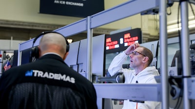 S&P 500 retrocede desde niveles récord tras dato de inflación y caída de acciones de chips S&P 500 retrocede desde niveles récord tras dato de inflación y caída de acciones de chips