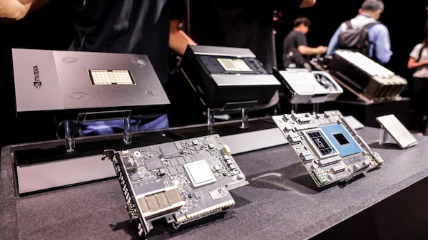 El equipo de Trump evalúa internamente la idea de vender chips Nvidia H200 a China El equipo de Trump evalúa internamente la idea de vender chips Nvidia H200 a China