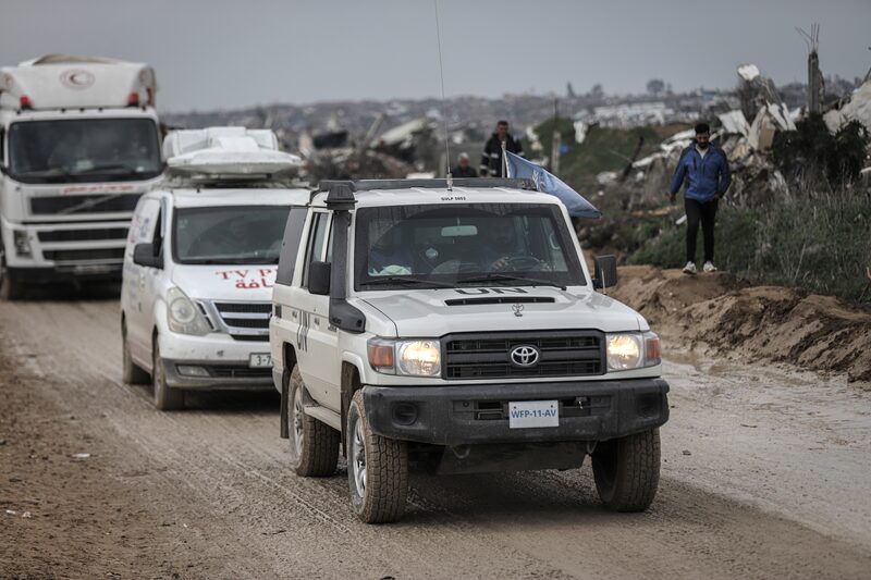 Un vehículo de las Naciones Unidas en el Corredor Netzarim tras la retirada de las tropas israelíes en el centro de Gaza. Un vehículo de las Naciones Unidas en el Corredor Netzarim tras la retirada de las tropas israelíes en el centro de Gaza.