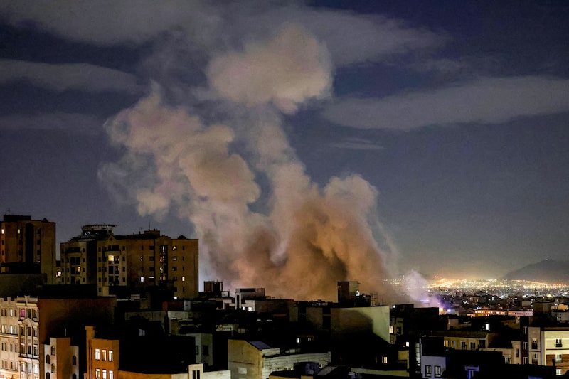 Una columna de humo se eleva tras un ataque con misiles contra un edificio en Teherán el 1 de marzo de 2026. Una columna de humo se eleva tras un ataque con misiles contra un edificio en Teherán el 1 de marzo de 2026.