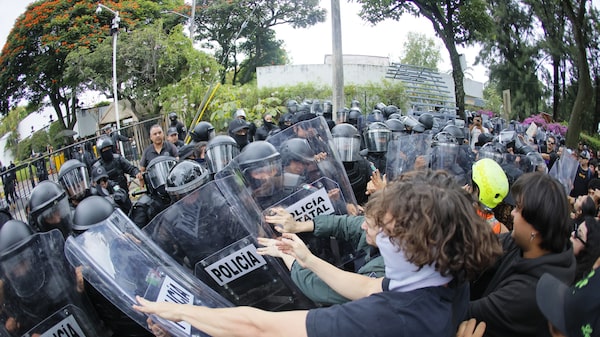 Miles de personas protestan por la calidad del agua en la ciudad mundialista de Guadalajara Miles de personas protestan por la calidad del agua en la ciudad mundialista de Guadalajara