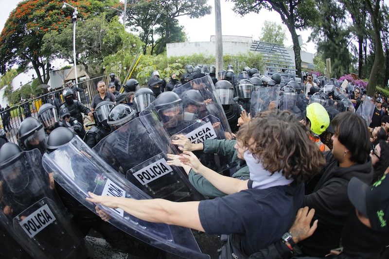 Miles de personas protestan por la calidad del agua en la ciudad mundialista de Guadalajara Miles de personas protestan por la calidad del agua en la ciudad mundialista de Guadalajara