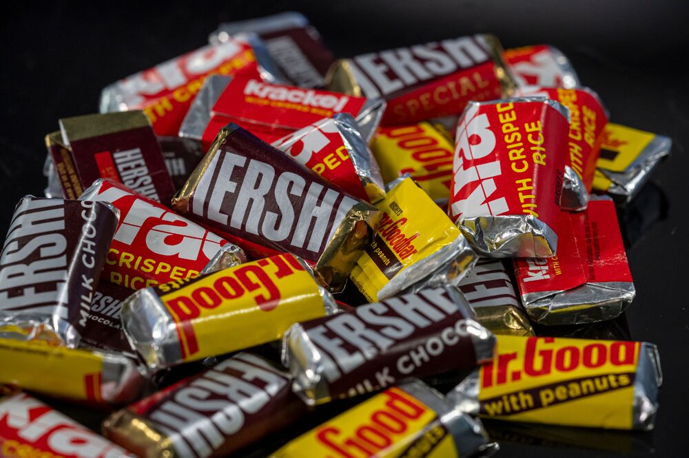 Hershey advierte bajas ventas en Halloween por clima cálido y calendario, pero eleva su proyección anual a 3%. Hershey advierte bajas ventas en Halloween por clima cálido y calendario, pero eleva su proyección anual a 3%.