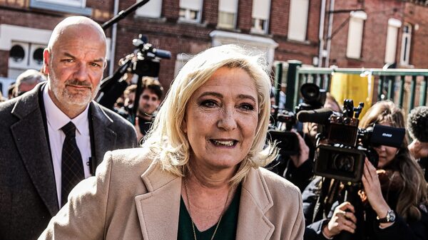 Le Pen, tildada de aliada de Putin mientras Macron lucha contra auge populista Le Pen, tildada de aliada de Putin mientras Macron lucha contra auge populista