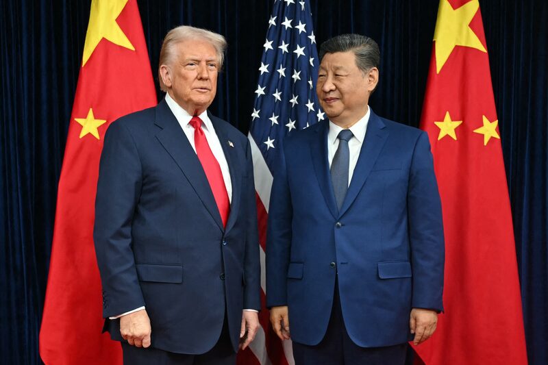 El presidente de Estados Unidos, Donald Trump (izquierda), y el presidente de China, Xi Jinping, llegan para mantener conversaciones en la base aérea de Gimhae, situada junto al aeropuerto internacional de Gimhae, en Busan, el 30 de octubre de 2025. El presidente de Estados Unidos, Donald Trump (izquierda), y el presidente de China, Xi Jinping, llegan para mantener conversaciones en la base aérea de Gimhae, situada junto al aeropuerto internacional de Gimhae, en Busan, el 30 de octubre de 2025.