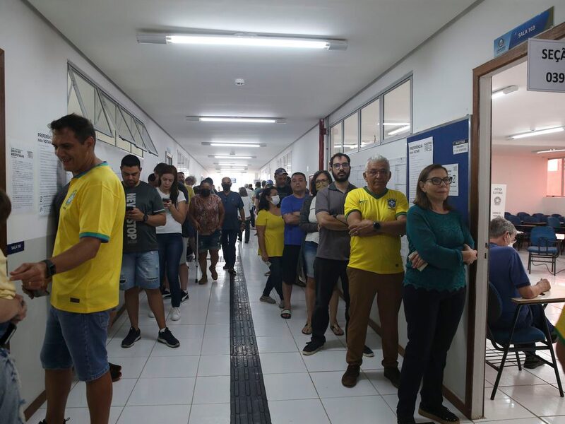 Brasileiros entram novamente divididos para votar neste domingo, refletindo uma profunda polarização política Brasileiros entram novamente divididos para votar neste domingo, refletindo uma profunda polarização política