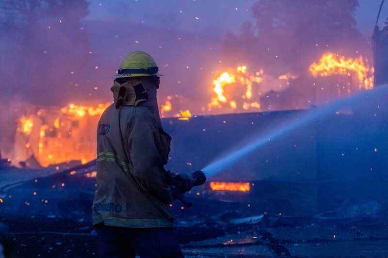 Bombeiro tenta controlar focos de incêndio em Los Angeles no início deste ano: evento agravado pelas mudanças climáticas, segundo especialistas Bombeiro tenta controlar focos de incêndio em Los Angeles no início deste ano: evento agravado pelas mudanças climáticas, segundo especialistas