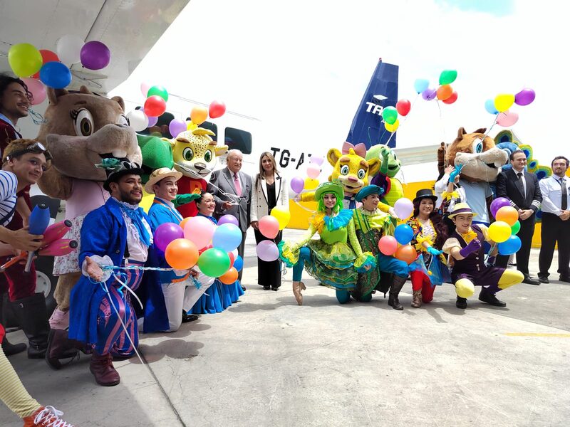 Marcela Toriello, presidenta de TAG Airlines (al centro) presentaron el nuevo vuelo entre Guatemala y Retalhuleu. Marcela Toriello, presidenta de TAG Airlines (al centro) presentaron el nuevo vuelo entre Guatemala y Retalhuleu.