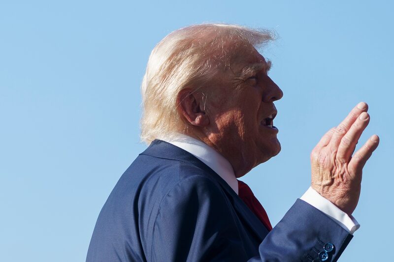 El presidente de los Estados Unidos, Donald Trump, habla con los medios de comunicación en el Jardín Sur de la Casa Blanca antes de subir al Marine One en Washington, D.C., Estados Unidos, el viernes 25 de julio de 2025. El presidente de los Estados Unidos, Donald Trump, habla con los medios de comunicación en el Jardín Sur de la Casa Blanca antes de subir al Marine One en Washington, D.C., Estados Unidos, el viernes 25 de julio de 2025.