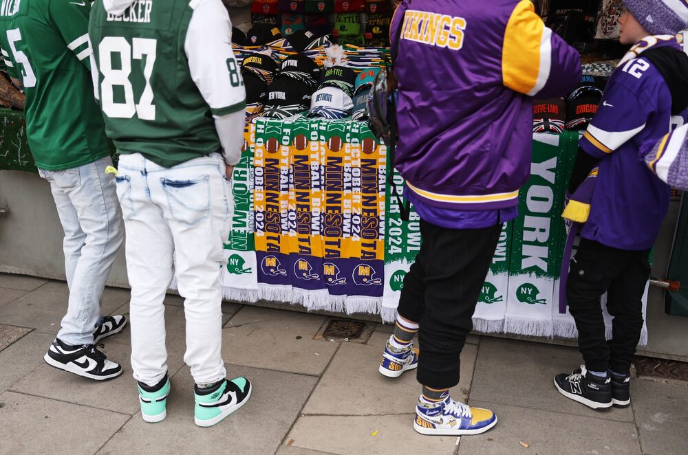 Torcedores olham artigos esportivos antes do jogo da NFL entre o New York Jets e o Minnesota Vikings no Tottenham Hotspur Stadium, em Londres (Foto: Julian Finney/Getty Images) Torcedores olham artigos esportivos antes do jogo da NFL entre o New York Jets e o Minnesota Vikings no Tottenham Hotspur Stadium, em Londres (Foto: Julian Finney/Getty Images)