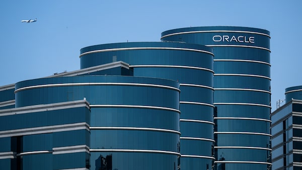 Oracle eleva en US$700 millones el costo de su reestructuración y prevé más recortes de empleo Oracle eleva en US$700 millones el costo de su reestructuración y prevé más recortes de empleo