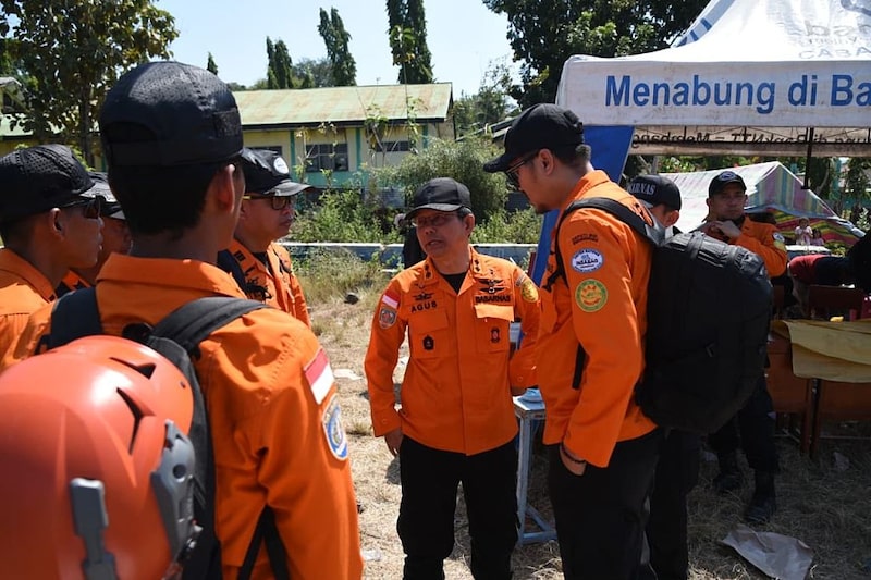 Personal de búsqueda y rescate recibe instrucciones durante las operaciones de emergencia en Flores, Nusa Tenggara Oriental, tras un terremoto de magnitud 7,7 en Manggara Oriental, Indonesia, el 16 de agosto de 2026. Las autoridades reportan 51 muertos y 132 heridos, elevando el número total de víctimas a 183. (Foto de Basarnas / Material de prensa/Anadolu vía Getty Images) Personal de búsqueda y rescate recibe instrucciones durante las operaciones de emergencia en Flores, Nusa Tenggara Oriental, tras un terremoto de magnitud 7,7 en Manggara Oriental, Indonesia, el 16 de agosto de 2026. Las autoridades reportan 51 muertos y 132 heridos, elevando el número total de víctimas a 183. (Foto de Basarnas / Material de prensa/Anadolu vía Getty Images)