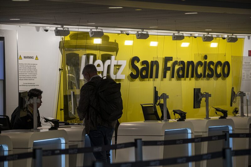 A Hertz anunciou no começo do ano que vai vender 20.000 modelos de carros elétricos de sua frota (Foto: David Paul Morris/Bloomberg) A Hertz anunciou no começo do ano que vai vender 20.000 modelos de carros elétricos de sua frota (Foto: David Paul Morris/Bloomberg)