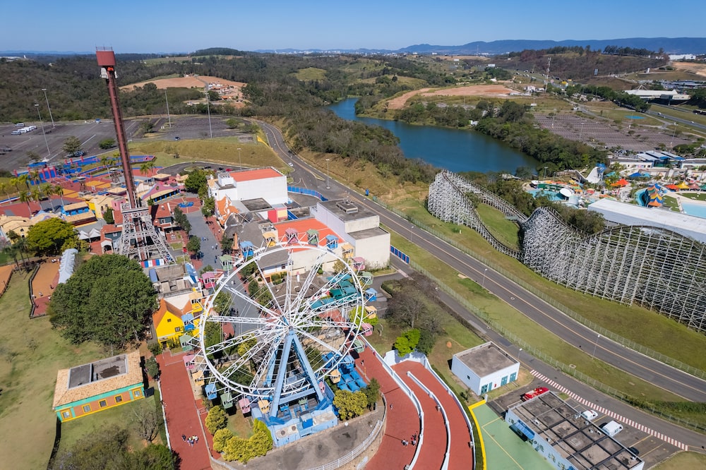 Vinhedo, Sao Paulo, Brasil. 23 de septiembre de 2022: El parque temático Hopi Hari se encuentra junto a la autopista Bandeirantes y el parque acuático Wet N Wild. Vinhedo, Sao Paulo, Brasil. 23 de septiembre de 2022: El parque temático Hopi Hari se encuentra junto a la autopista Bandeirantes y el parque acuático Wet N Wild.