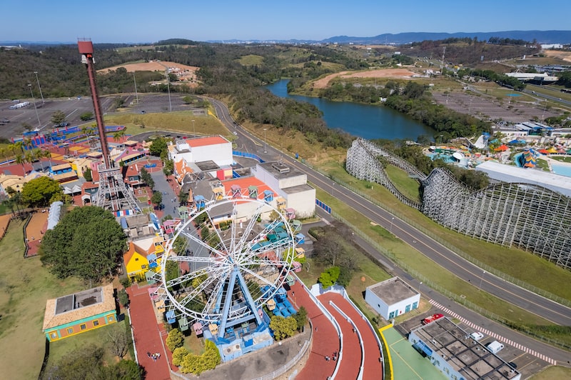Vinhedo, Sao Paulo, Brasil. 23 de septiembre de 2022: El parque temático Hopi Hari se encuentra junto a la autopista Bandeirantes y el parque acuático Wet N Wild. Vinhedo, Sao Paulo, Brasil. 23 de septiembre de 2022: El parque temático Hopi Hari se encuentra junto a la autopista Bandeirantes y el parque acuático Wet N Wild.