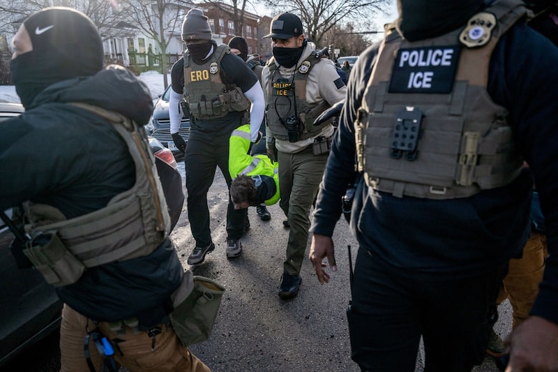 Agentes federales detienen a un manifestante durante una redada en el sur de Minneapolis, Minnesota. Agentes federales detienen a un manifestante durante una redada en el sur de Minneapolis, Minnesota.