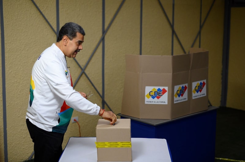 Nicolás Maduro, presidente de Venezuela, deposita su voto durante un referéndum en Caracas, Venezuela, el domingo 3 de diciembre de 2023. Nicolás Maduro, presidente de Venezuela, deposita su voto durante un referéndum en Caracas, Venezuela, el domingo 3 de diciembre de 2023.