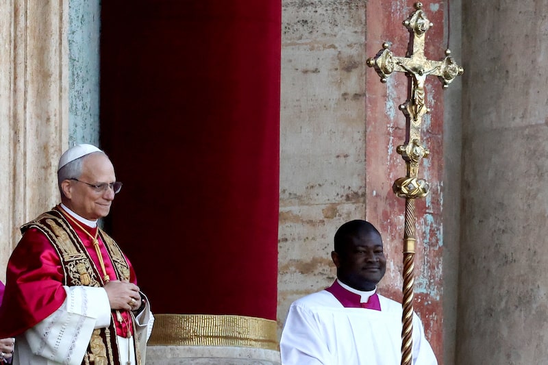 El papa León XIV (a la izquierda) aparece en el balcón de la Basílica de San Pedro tras convertirse en el primer papa estadounidense, en la Ciudad del Vaticano (Italia), el jueves 8 de mayo de 2025. El papa León XIV (a la izquierda) aparece en el balcón de la Basílica de San Pedro tras convertirse en el primer papa estadounidense, en la Ciudad del Vaticano (Italia), el jueves 8 de mayo de 2025.