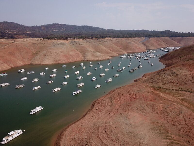 Casas flutuantes no Lago Oroville, durante o estado de emergência de seca na Califórnia Casas flutuantes no Lago Oroville, durante o estado de emergência de seca na Califórnia