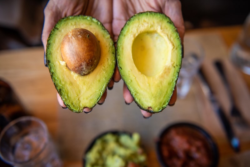 Un aguacate dispuesto en un restaurante de Hastings-on-Hudson, Nueva York, EE.UU., el viernes 10 de febrero de 2023. Un aguacate dispuesto en un restaurante de Hastings-on-Hudson, Nueva York, EE.UU., el viernes 10 de febrero de 2023.