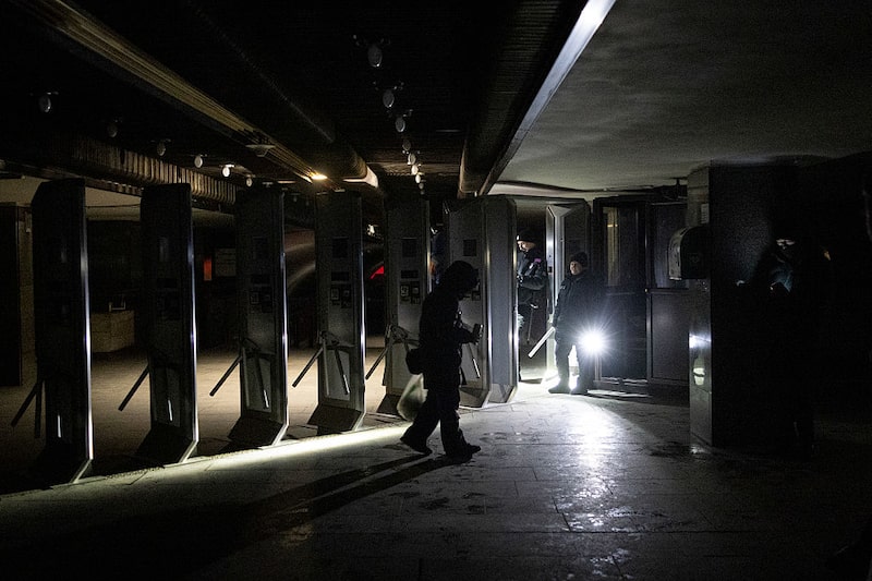 Personas esperan cerca de la estación de metro Kharkivska tras los apagones masivos causados por los ataques rusos al sistema energético ucraniano el 31 de enero de 2026 en Kiev, Ucrania. Foto: Danylo Dubchak/Frontliner/Getty Images Personas esperan cerca de la estación de metro Kharkivska tras los apagones masivos causados por los ataques rusos al sistema energético ucraniano el 31 de enero de 2026 en Kiev, Ucrania. Foto: Danylo Dubchak/Frontliner/Getty Images