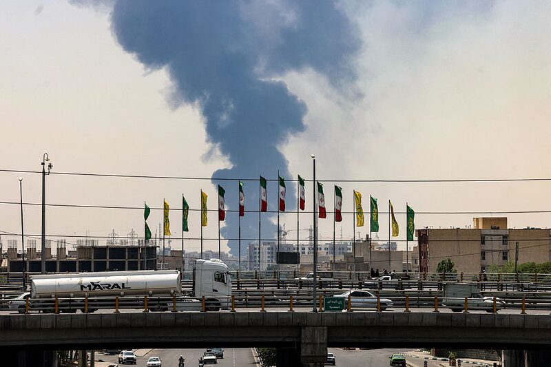 Refinaria ao sul de Teerã atacada por Israel na semana que passou: crescem riscos no mercado de petróleo (Foto: Atta Kenare/AFP via Getty Images) Refinaria ao sul de Teerã atacada por Israel na semana que passou: crescem riscos no mercado de petróleo (Foto: Atta Kenare/AFP via Getty Images)