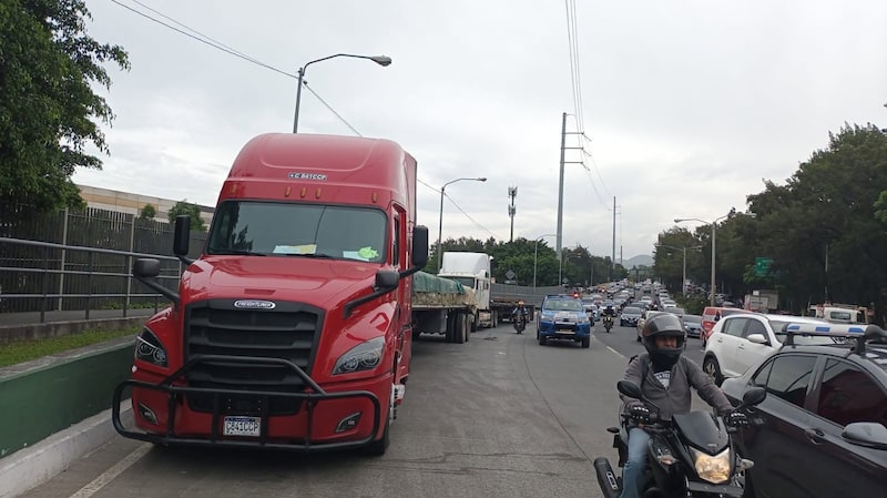 Operativo de control a transporte pesado en Anillo Periférico y Peri-Roosevelt, zona 7., el 13 de julio de 2026. Operativo de control a transporte pesado en Anillo Periférico y Peri-Roosevelt, zona 7., el 13 de julio de 2026.