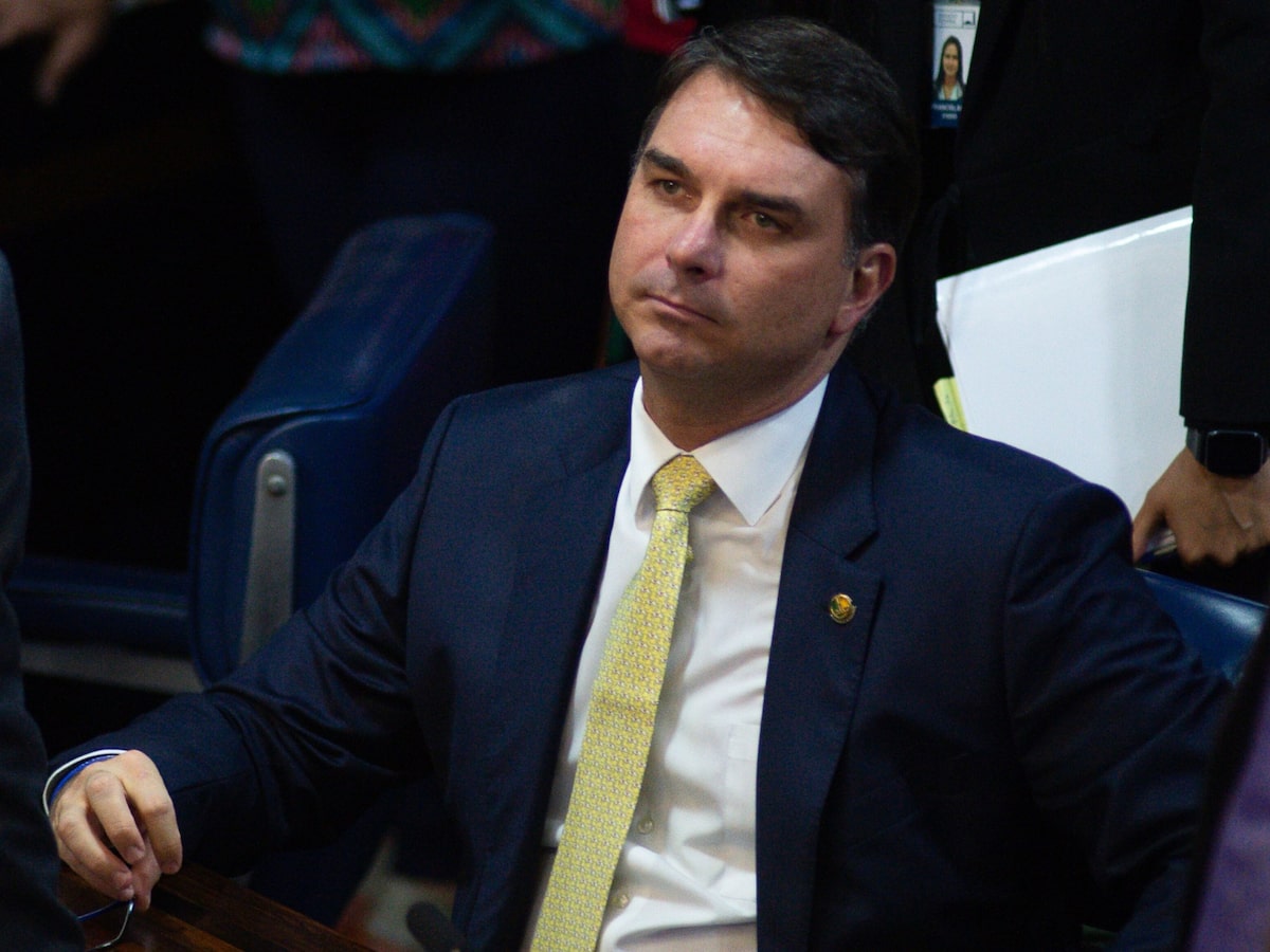 Flávio Bolsonaro restricciones judiciales afectan campaña