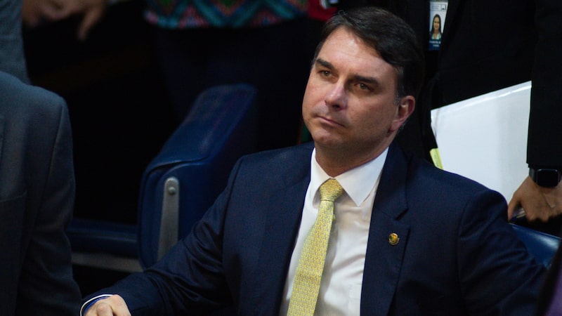 Ibovespa recua com incerteza política e cautela antes de decisão do Fed Ibovespa recua com incerteza política e cautela antes de decisão do Fed