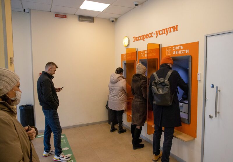 População corre para sacar dólares nos caixas eletrônicos após proibição do Swift População corre para sacar dólares nos caixas eletrônicos após proibição do Swift