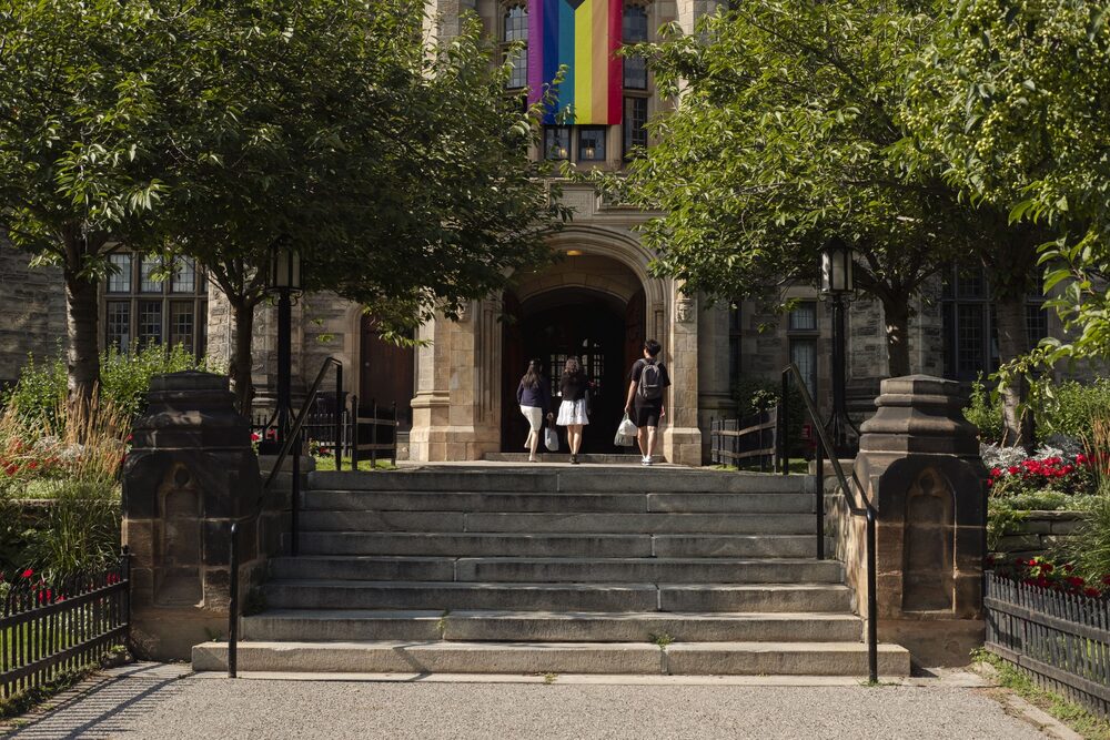 Estudiantes en el campus de la Universidad de Toronto.  Fotógrafa: Angela Lewis/Bloomberg Estudiantes en el campus de la Universidad de Toronto.  Fotógrafa: Angela Lewis/Bloomberg