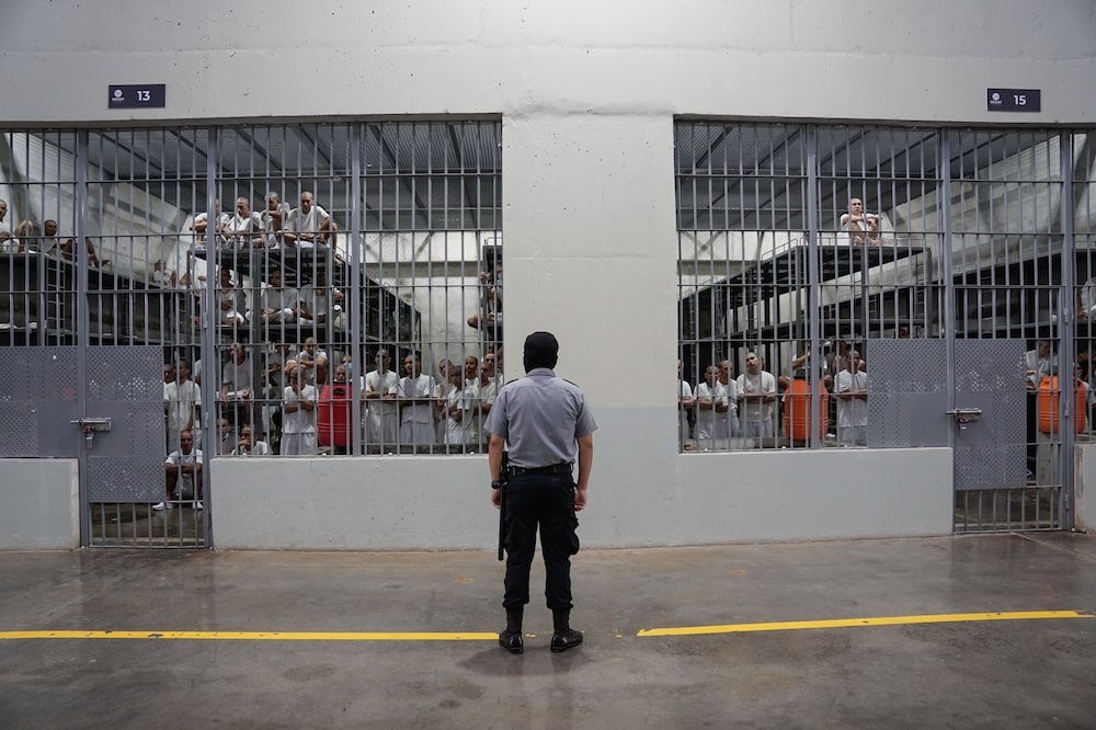 Un agente penitenciario vigila una celda con pandilleros en el CECOT, donde Bukele ha ofrecido alojar a delincuentes deportados de EEUU. Fotógrafo: Alex Peña/Getty Images Un agente penitenciario vigila una celda con pandilleros en el CECOT, donde Bukele ha ofrecido alojar a delincuentes deportados de EEUU. Fotógrafo: Alex Peña/Getty Images