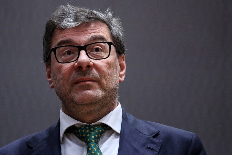Giancarlo Giorgetti, ministro de Economía italiano, durante una reunión del Eurogrupo en la sede del Consejo Europeo en Bruselas, Bélgica, el lunes 7 de noviembre de 2022. Funcionarios de la Unión Europea advierten a sus homólogos en EE.UU. de que la legislación ecológica recientemente promulgada corre el riesgo de crear tensiones que podrían desembocar en medidas recíprocas, según un documento remitido a Washington. Fotógrafa: Valeria Mongelli/Bloomberg Giancarlo Giorgetti, ministro de Economía italiano, durante una reunión del Eurogrupo en la sede del Consejo Europeo en Bruselas, Bélgica, el lunes 7 de noviembre de 2022. Funcionarios de la Unión Europea advierten a sus homólogos en EE.UU. de que la legislación ecológica recientemente promulgada corre el riesgo de crear tensiones que podrían desembocar en medidas recíprocas, según un documento remitido a Washington. Fotógrafa: Valeria Mongelli/Bloomberg