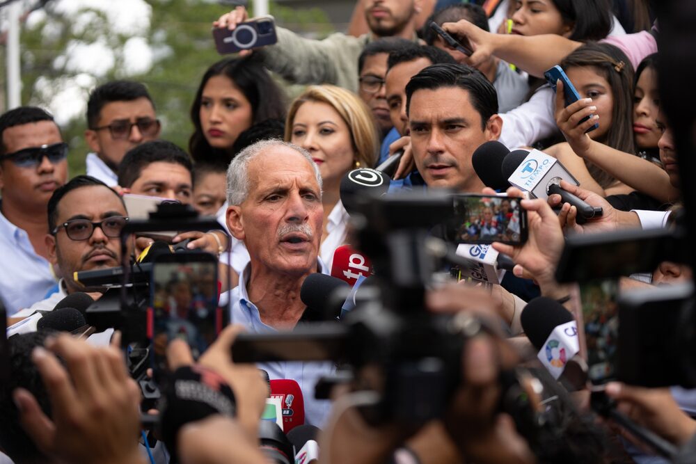 Nasry Asfura habla a los medios de comunicación durante las elecciones presidenciales en Tegucigalpa el 30 de noviembre. Foto: Tomas Ayuso/Bloomberg Nasry Asfura habla a los medios de comunicación durante las elecciones presidenciales en Tegucigalpa el 30 de noviembre. Foto: Tomas Ayuso/Bloomberg