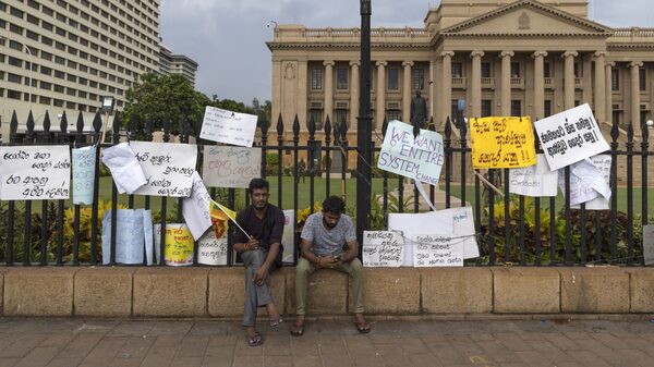 Primer ministro de Sri Lanka renuncia en medio de una ola de violencia Primer ministro de Sri Lanka renuncia en medio de una ola de violencia