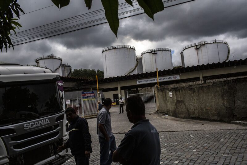 Caminhoneiros protestam contra aumento de combustíveis em frente à refinaria Reduc, da Petrobras, no Rio Caminhoneiros protestam contra aumento de combustíveis em frente à refinaria Reduc, da Petrobras, no Rio