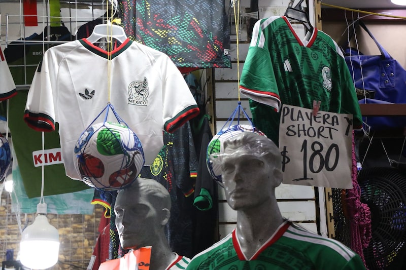 Venta de mercadería deportiva en un negocio del Centro Histórico de la Ciudad de México, el 8 de junio de 2026. Venta de mercadería deportiva en un negocio del Centro Histórico de la Ciudad de México, el 8 de junio de 2026.