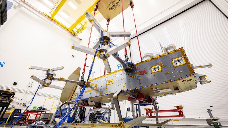 La estructura de Dragonfly se sitúa a pocos centímetros del suelo durante las pruebas de vibración del suelo en una de las salas blancas del APL. La estructura de Dragonfly se sitúa a pocos centímetros del suelo durante las pruebas de vibración del suelo en una de las salas blancas del APL.
