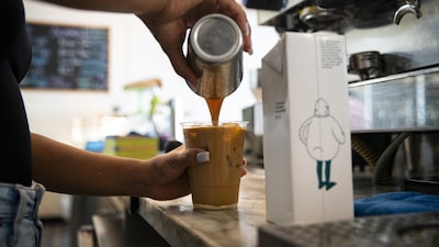 Las bebidas de café para llevar repuntan mientras los trabajadores vuelven a la oficina Las bebidas de café para llevar repuntan mientras los trabajadores vuelven a la oficina
