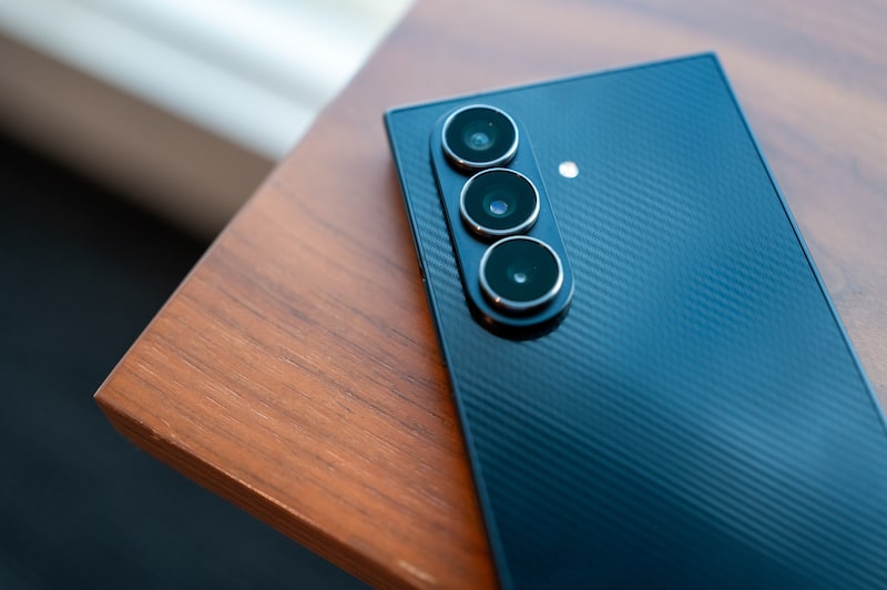 Un smartphone Galaxy Z TriFold de Samsung Electronics Co.
Fotógrafo: Justin Chin/Bloomberg Un smartphone Galaxy Z TriFold de Samsung Electronics Co.
Fotógrafo: Justin Chin/Bloomberg