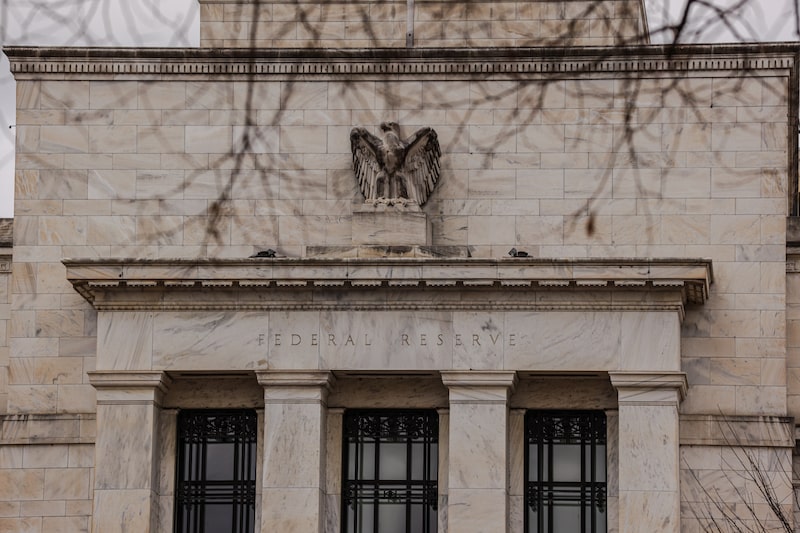 La Reserva Federal subió las tasas de interés en 2022 y 2023 en un intento de frenar la galopante inflación, y los ha mantenido en el nivel más alto en más de dos décadas desde julio. La Reserva Federal subió las tasas de interés en 2022 y 2023 en un intento de frenar la galopante inflación, y los ha mantenido en el nivel más alto en más de dos décadas desde julio.