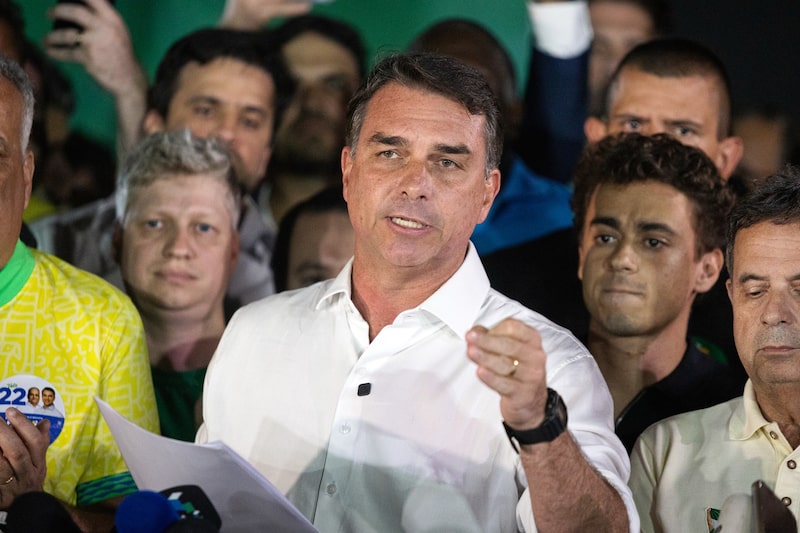 Polícia Federal havia determinado a entrega dos passaportes comum e diplomático e dito que ele estava proibido de deixar o Brasil (Foto: Bloomberg) Polícia Federal havia determinado a entrega dos passaportes comum e diplomático e dito que ele estava proibido de deixar o Brasil (Foto: Bloomberg)